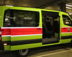 2.Mercedes Kleinbus zum Transport von 8 Personen und zusätzlichem Material